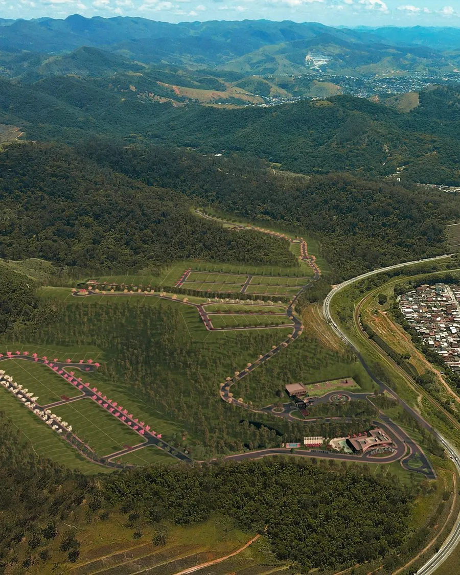 Vista aérea do Villa Arbô inserido entre as montanhas do Vale do Aço, ao lado da BR-381